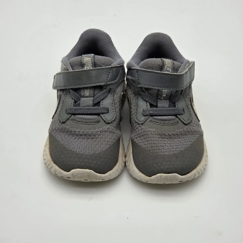 Toddlers Nike Revolution Shoes in light grey- size 6C